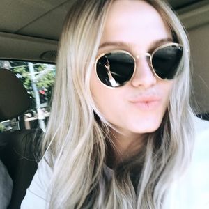 Meet your Posher, Yana